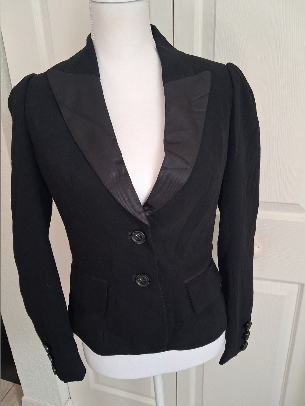 DVF Diane Von Furstenberg Black Tuxedo Wool Blazer with Silk Lapel. Size 6